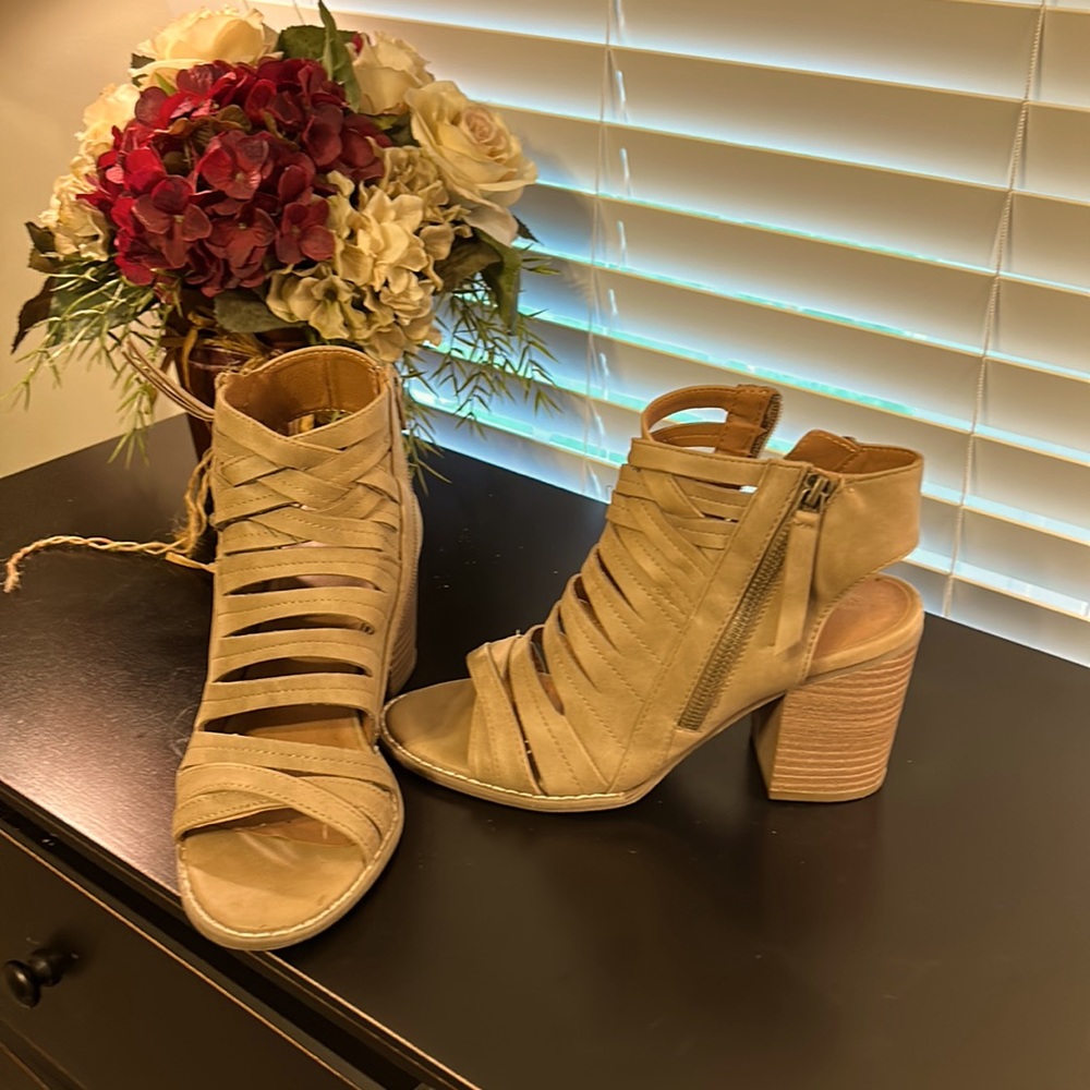 Like new! Open Toe Sandal with Thick Heel